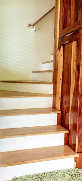 Escaleras con madera de color brillante — Foto de Stock
