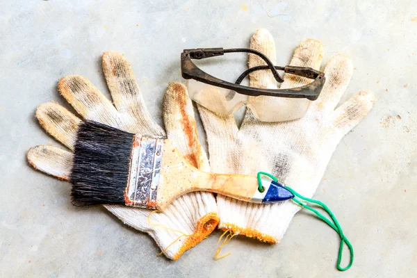 Pennello e vetro sui guanti da lavoro — Foto Stock