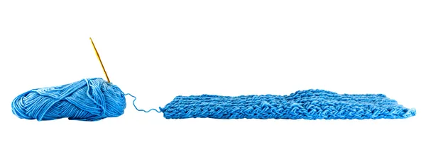 Fragmento azul tecido de tricô com neddle — Fotografia de Stock