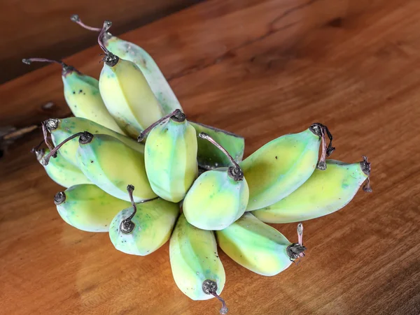 Plátano sobre mesa de madera —  Fotos de Stock