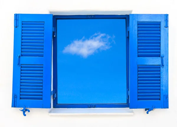Vintage venster en blauwe hemel — Stockfoto