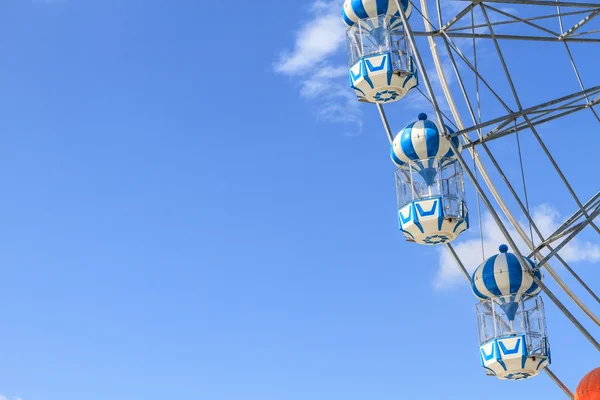 Roda gigante sobre o céu azul — Fotografia de Stock