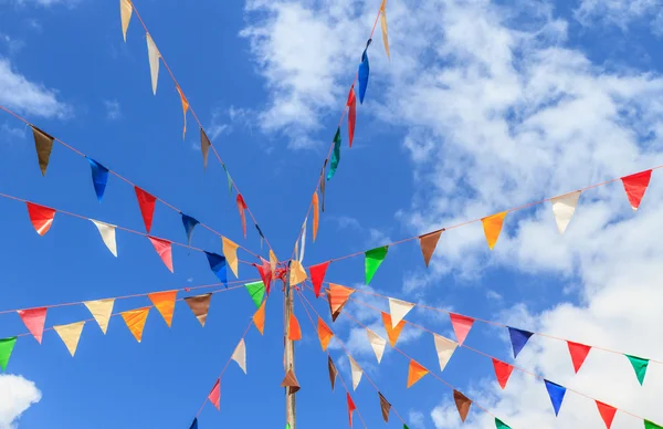 Mavi gökyüzü ile flamalar