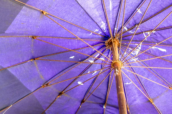 Guarda-chuva de praia com ferrugem — Fotografia de Stock