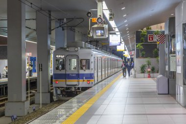 Osaka - 29 Ekim 2013: Demiryolu için bekleyen insanlar yetiştirmek altında