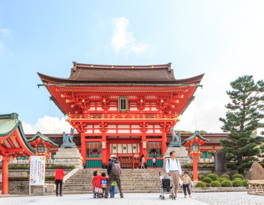Kyoto, Japonya - Ekim 30: fushimi Inari tapınak dengesi üzerinde turist
