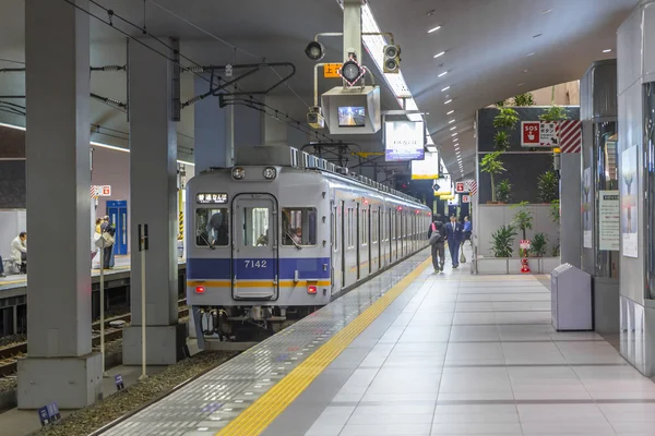 Osaka - 29. Okt 2013: Menschen warten am U-Bahnhof auf den Zug — Stockfoto