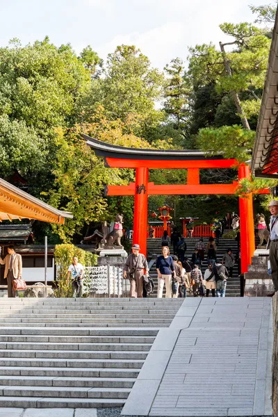 KYOTO, JAPÃO - OCT 30: Turistas no Santuário Fushimi Inari em Octo — Fotografia de Stock