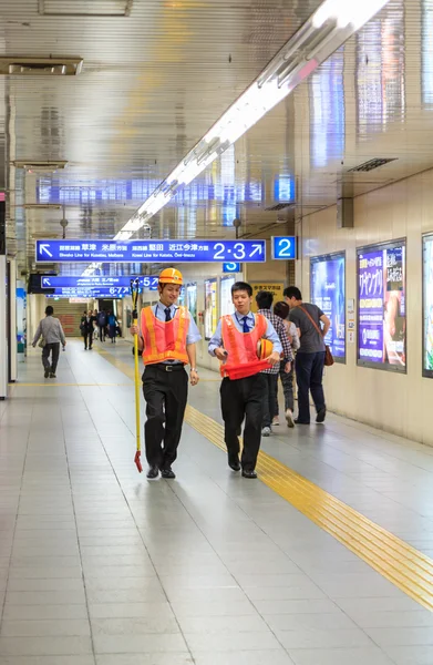 京都议定书-2013 年 10 月 30 日： 安全走在京都铁路车站 — 图库照片