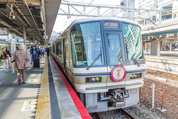 Kyoto - 30. Oktober 2013: Reisende trainieren am Kyoto-Bahnhof i — Stockfoto