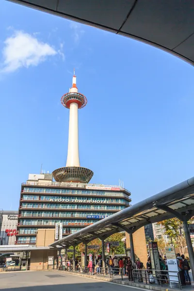 KYOTO, JAPAN - OCT 30: Kyoto Tower și Kyoto Tower Hotel văzut — Fotografie, imagine de stoc