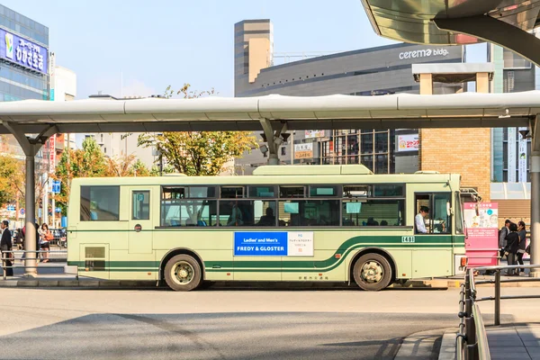 Kyoto, japan - okt 30: kyoto city bus ist der öffentliche verkehr in kyo — Stockfoto