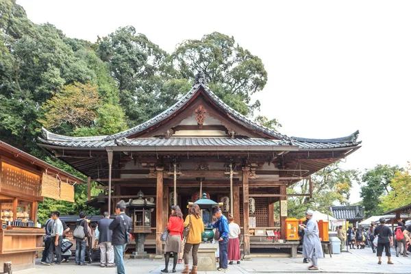 KYOTO, JAPÃO - OCT 30: Turistas no Templo Kinkakuji em Kyoto, J — Fotografia de Stock