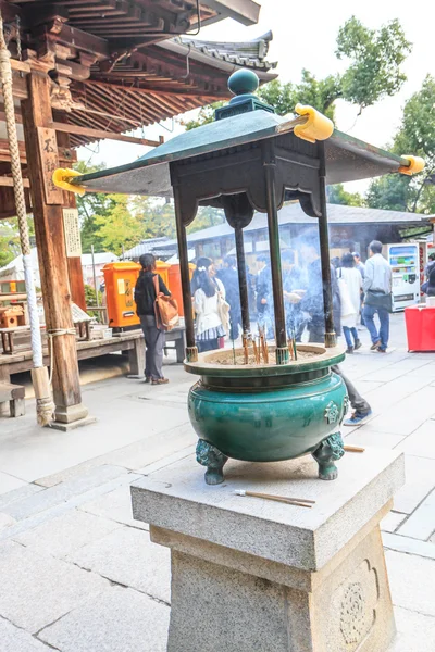 Altar de incenso no Templo Kinkakuji em Kyoto, Japão — Fotografia de Stock