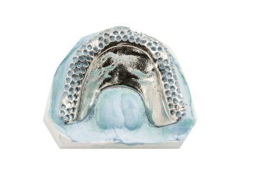 Beyaz bir arka plan üzerinde kısmi takma diş için metal çerçeve çalışma