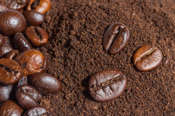 Kaffeebohnen und gemahlener Kaffee Hintergrund — Stockfoto
