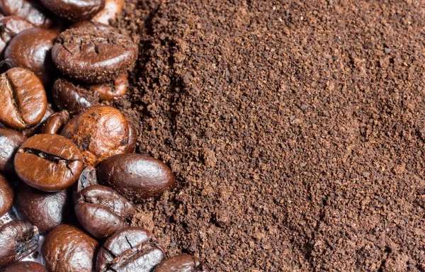 Kaffeebohnen und gemahlener Kaffee Hintergrund — Stockfoto