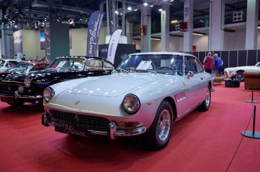 BARCELONA, SPAIN -10.07.2021 Otomobil Sergisi Barcelona 2021. BARCELONA, SPAIN -10.07.2021 Otomobil Sergisi Barcelona 2021. Ferrari klasik araba, Auto Storica