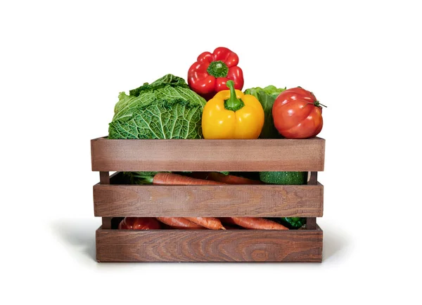 Frisches Gemüse Einer Holzkiste Isoliert Von Weißem Hintergrund — Stockfoto