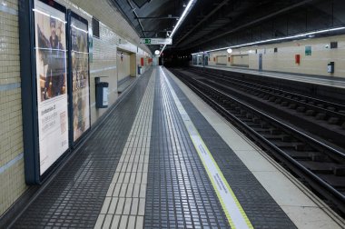 BARCELONA, SPAIN -10.07.2021 Barcelona metro istasyonu boş