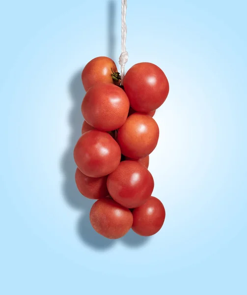 Agrupamento Tomates Frescos Pendurados Isolados Fundo — Fotografia de Stock