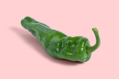 Yeşil biber pembe arkaplandan izole edildi