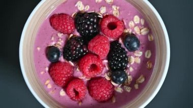 Böğürtlenli yoğurt ve mısır gevreği, üst manzara, 4K