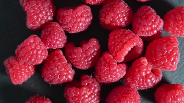 Frische Himbeeren Auf Schwarzem Hintergrund Rotierend Draufsicht Viedeo — Stockvideo