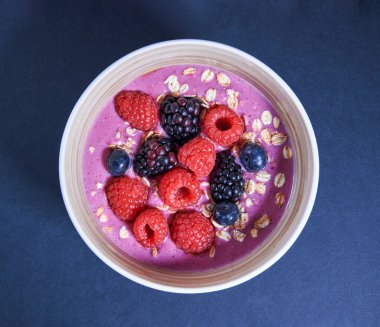 Mısır gevreği yoğurt ve böğürtlenli kase manzarası.