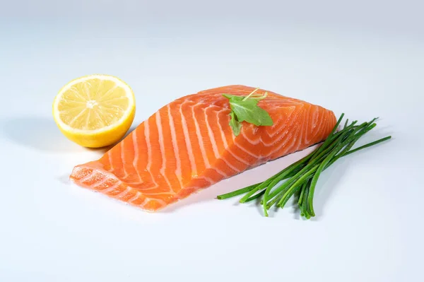 Fillet Ikan Salmon Segar Herbal Dan Lemon Pada Latar Belakang — Stok Foto