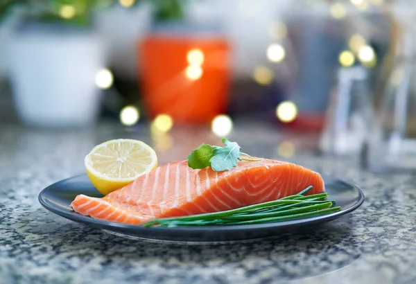 Fillet Ikan Salmon Segar Herbal Dan Lemon Dapur Dengan Latar — Stok Foto