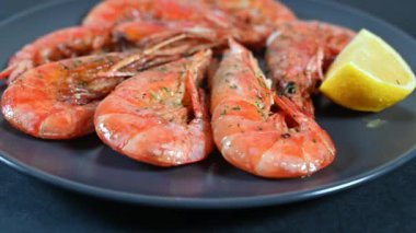 Siyah arka planda ızgara karides tabağı