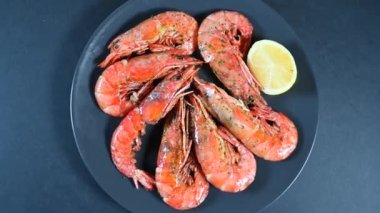 Siyah arka planda ızgara karides tabağı