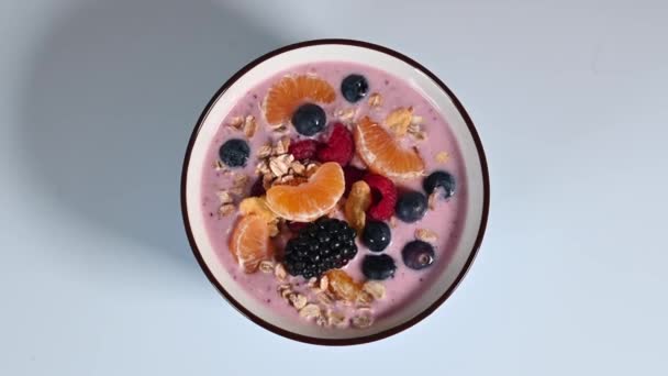 Semangkuk Yogurt Dengan Buah Beri Dan Tangerine Pemandangan Atas — Stok Video