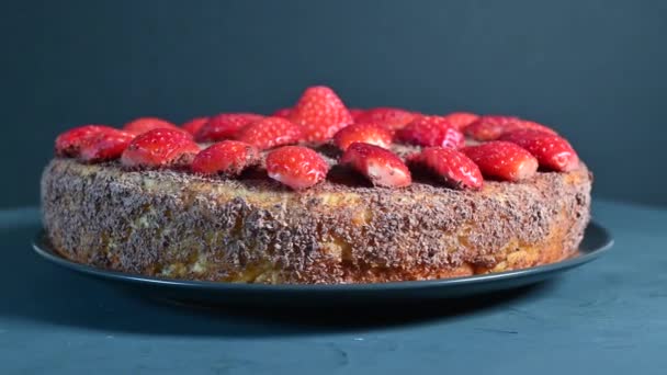 Gâteau Chocolat Fraise Fait Main Tournant Sur Fond Rustique — Video