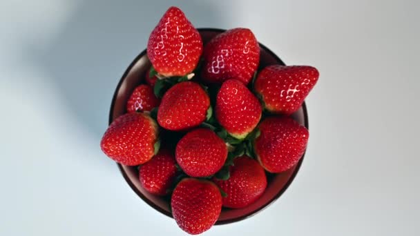 Fresh Strawberries Rotating Top View — Stockvideo