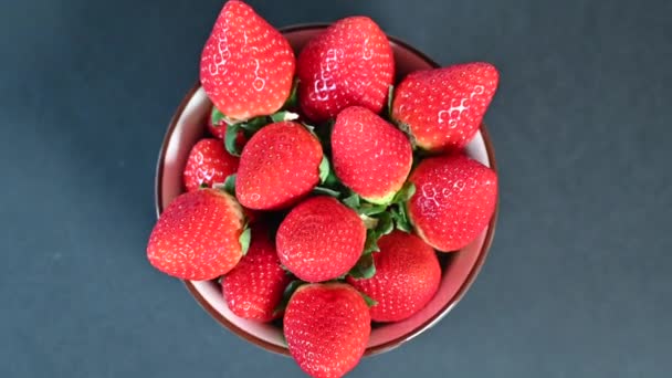 新鲜草莓旋转顶部视图 — 图库视频影像