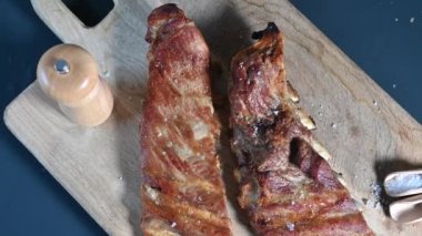 Ahşap zemin üzerinde pişmiş İber domuz kaburgası.