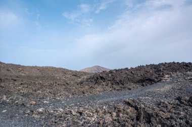 Lav arasında Caldera Blanca volkanı, Timanfaya, Kanarya Adaları, Lanzarote, İspanya manzaralı patika