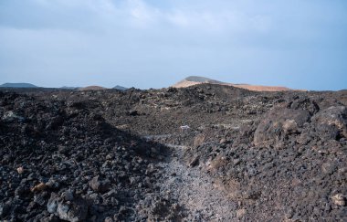 Lav arasında Caldera Blanca volkanı, Timanfaya, Kanarya Adaları, Lanzarote, İspanya manzaralı patika