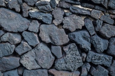 Siyah taş duvar, volkanik taş zemin
