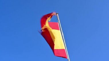 İspanyol bayrağı dalgalanıyor mavi bir gökyüzü