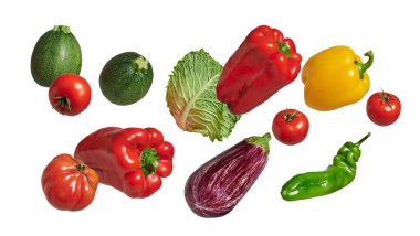 Taze sebzeler beyaz zemine düşüyor.