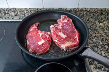 Çiğ biftekleri yakından izleyin.