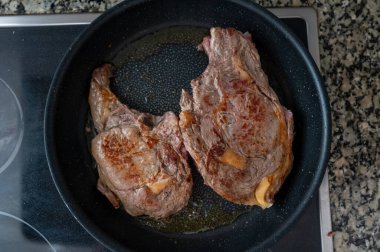 Izgara biftek, en iyi manzara.