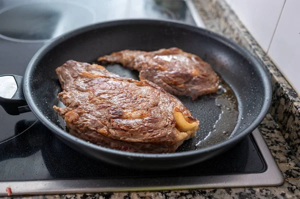 Izgara biftek, yakın görüş.