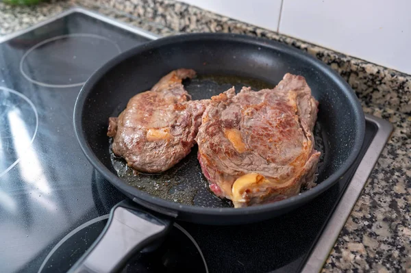 Gegrilde Biefstuk Van Dichtbij Bekeken — Stockfoto