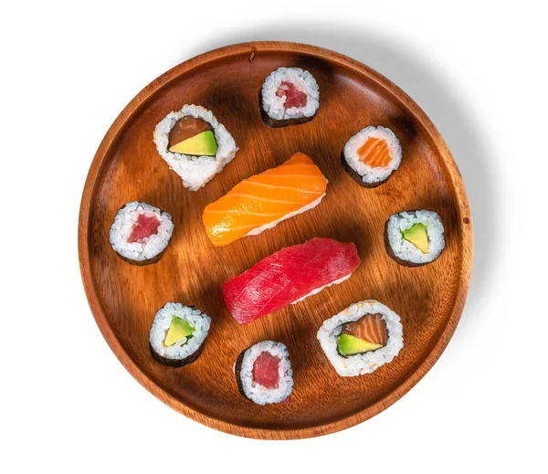 白地に隔離された巻き寿司プレートのトップビュー — ストック写真