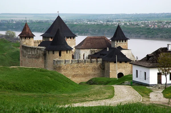 Средневековая крепость с башнями на Днестровском берегу — стоковое фото