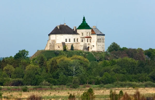 Castelo medieval e muralhas defensivas — Fotografia de Stock